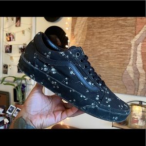 Authentic Vans Women’s Mono Floral in Midnight